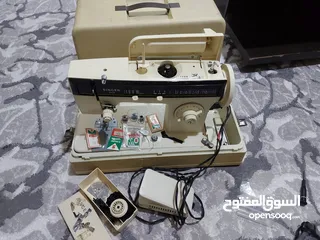  3 ماكنه خياطه سنجر مستعمله + طاولة كوي كبيره الحجم