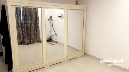  1 Big cupboard with mirror