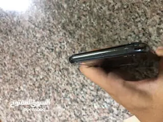  4 آيفون 11pro max التلفون نضيف جدا بس مغير بطاريه و الشاشه فيها شعر