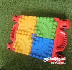  4 Megabloks طاولة  + بوكس بعجلات فيه عدد قطع منيح و مميزة