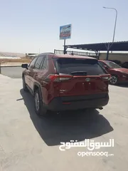  3 تويوتا راف فور XLE موديل 2022 لون خمري داخل جلد اسود عداد قليل