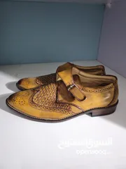  1 حذاء بني خشبي جديد
