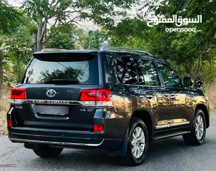  8 تويوتا لاند كروزر 2016 VXR