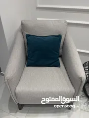  4 للبيع طقم زاوية شبه جديد 	•	مكون من 3 قطع (طقم زاوية + 2 كراسي)