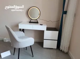  1 تسريحة مودرن مع خزانة جانبية – لمسة فخامة لغرفتك! ترتيب وأناقة بمساحة مثالية تصميم عصري بسيط .