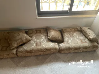  2 مقاعد و مخدات  كنب