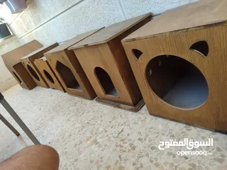  3 بيوت قطط عدد خمسه مع ليتر بوكس كبير عدد 2 لم يستخدم ابدا فقط عليهم غبره للبيع او بدل على عصافير
