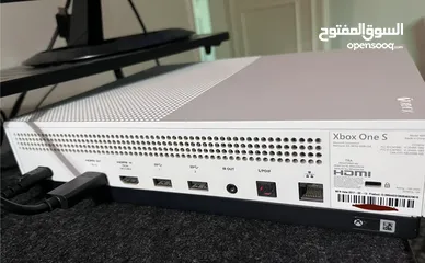  3 للبيع جهاز Xbox One S مع 2يد تحكم + 8 اللعاب