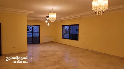  14 شقة سكنية طابقية تقع بالطابق الثاني بالشميساني للبيع