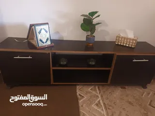  1 طاولة شاشة شبه مستعملة جديدة ما فيها كسر