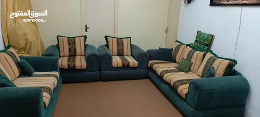  1 طقم كنب مخمل بحالة الوكالة