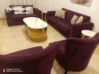  6 جلسة فاخرة بتصميم عصري وألوان ملكية! طقم كنب متكامل باللون العنابي الغني، قماش مخملي ناعم ومريح