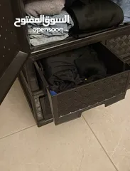  5 دولاب مكون من 4 ادراج و 4 ارفف بلون اسود نظيف يكفي لشخصين مدة الاستعمال شهرين