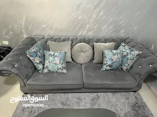  5 طقم كنب و كراسي فخم شبه مستعمل نظيف ب حاله افضل من ممتازه لل بيع