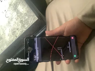  1 التلفون S9 فيه كسر قدام بس الكيامره الاماميه ما فيه شي بس والباقي التلفون لصقا ليزر والسماعه مافيه