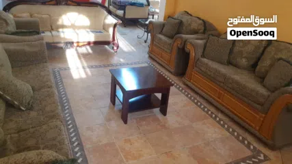  4 اثاث صالح للاستعمال وهو في حالة جيدة جدا