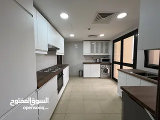  18 للبيع العاجل  شقة مجددة 3 غرف + غرفة خادمة  دخول مباشر للشاطئ