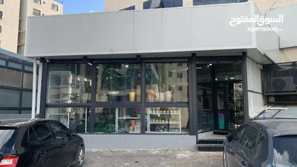  2 معرض تجاري 3 ابواب عالشارع الرئيسي للبيع بالخلو