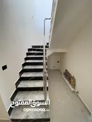  27 شقة طابق اخير مع روف 230 متر وتراس 100 متر على شارعين  طريق المطار خلف المدارس العالمية بسعر مميز