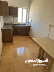 4 شقه غرفه وصاله وحمام ومطبخ .طابق رابع .صيانه حديثه. الشقه خلف فندق القدس تماما عماره المهند،