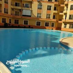  20 شقة جاهزة للسكن 3 غرف بمنتجع 3 حمامات سباحة وأمن شمالا في طريق الجونة