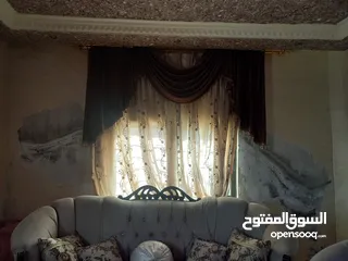  5 قعده ضيوف  تتكون من ثلاثيه  وثنائيه ومفردتين   زائد طاوله وسط   وسجاده