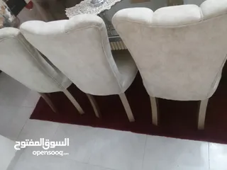  7 طاولة سفرة مع 8 كراسي  مع درسوار  وعليھم زجاج حماية سميك