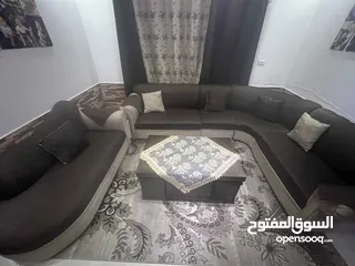  7 طقم كنب للبيع لون بني وبيج استعمال بسيط مع الطاولات والبرداي