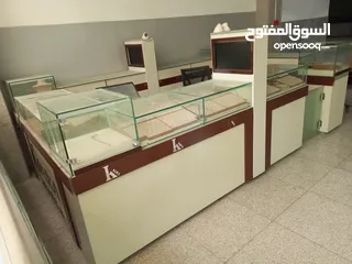  2 ديكور محل مستعمل للبيع بحاله جيده للبيع  متوفر أيضا ً الواح ديكور مفرزه مستعمل سعر اللوح 18دينار