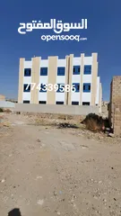  5 عماره استثماريه في قمه الروعه في منطقه حي الشباب تبعد من شارع 24الزفلت 30متر