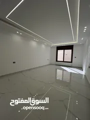  2 شقة طابقية شبه ارضي مع ترس مساحة داخلية 248 متر ومساحة ترس 100 متر باجمل مناطق الجبيهة