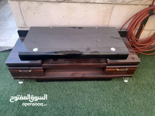 1 طاوله تلفزيون لون بني بحاله ممتازه وبالسعر مغي
