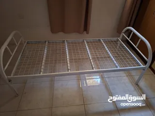  5 سريرين حديد شبه الجديد ومرتبة ضغط عالي جديدة