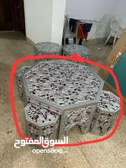  1 طاوله مع طاولات داخليه