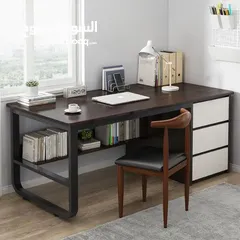  1 مكتب فاخر بتصميم عصري أنيق سطح خشبي متين بلون داكن فاخر يعطي لمسة فخامة .