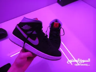  9 Nike Jordan 1’s Mid Particle Grey Gym Red (Price is negotiable/ يمكن التفاوض للسعر)