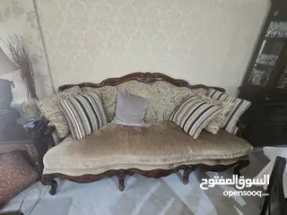  2 غرفه جلوس مع طاولات جانبيه