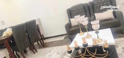  7 طقم كنب وطاولة سفره تفصيل نخب شبه جديد