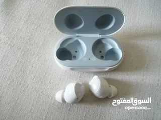  1 Samsung AkG earbuds