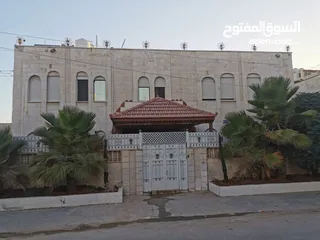  16 منزل مستقل مكون من طابقين ومدخلين منفصلين