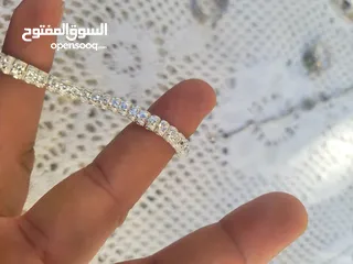  20 فضه سنسال وزنه 33 اسوارة وزها 19 وفي خاتمين باندورا وخاتم فيروز وخاتمين ستاتي واسوارة عين زرقا وخاتم