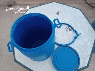  3 برميل بلاستيك او دبية.