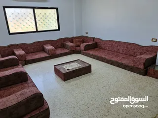  6 فرش عربي واسع بحاله ممتازة للبيع في الزرقاء مقاساته 3.70*3.90