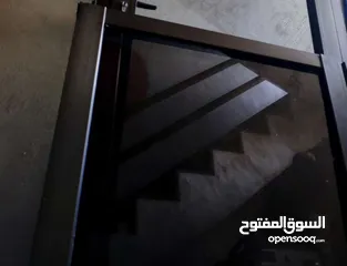  1 شباك المنيوم لون شمباني زجاج مطفي بحالة ممتازة للبيع بسعر حرق شباك المنيوم لون شمباني زجاج مطفي
