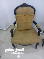  5 طقم كنب تفصيل ثقيل وطاولة وسط و2 جانبية  للبيع