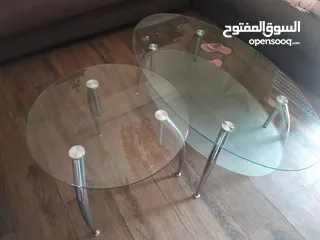  2 طاولة زجاج وكراسي خشب ولوحات