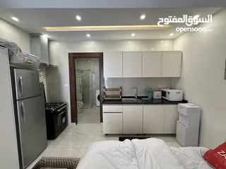  16 ستوديوهات جديدة 150 دينار اسبوعيا او 450 دينار شهريا في عمارة عائلات راقية