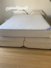  1 Queen size mattress.