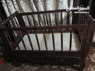  7 طاولة سفرة وسرير بيبي وطاولة وسط وسجادتين