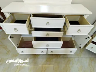  5 غرفه نوم امريكي   اشلي   ثقيله جدا جدا.    سبب البيع السفر  بسعر حرق والله بعوض  الغرفه ماببتعوض